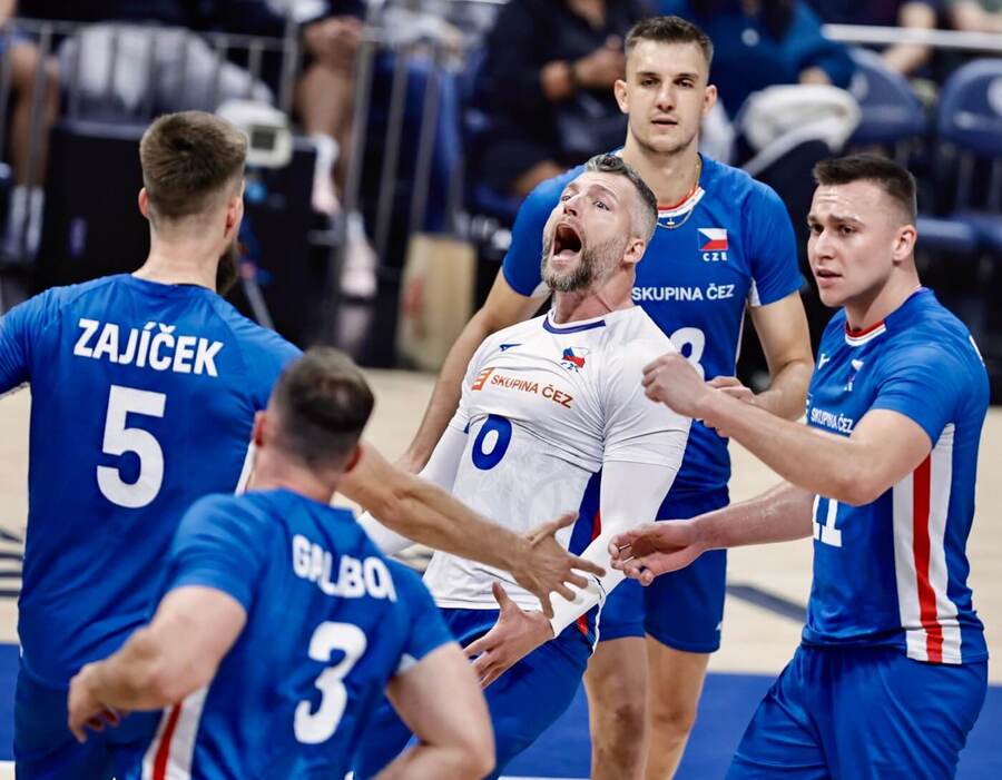 Čeští volejbalisté se radují po zisku bodu, fotka z utkání Česko vs. Srbsko na MS ve volejbale mužů 2025