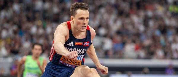 Atletika, Karsten Warholm při semifinále běhu na 400 metrů přes překážky, MS v Tokiu