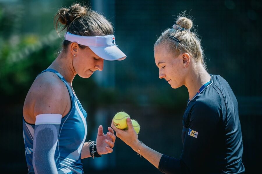 Barbora Krejčíková a Kateřina Siniaková v utkání čtyřhry na turnaji v Praze, dnes obě Češky hrají čtvrtfinále WTA Soul 2025
