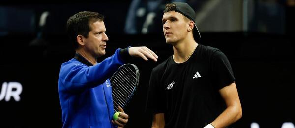 Jakub Menšík a vice-kapitán Tim Henman během tréninku na Laver Cup 2025, Menšík dnes hraje dva zápasy
