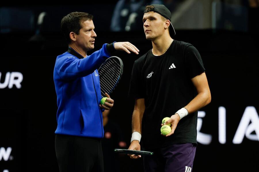 Jakub Menšík a vice-kapitán Tim Henman během tréninku na Laver Cup 2025, Menšík dnes hraje dva zápasy