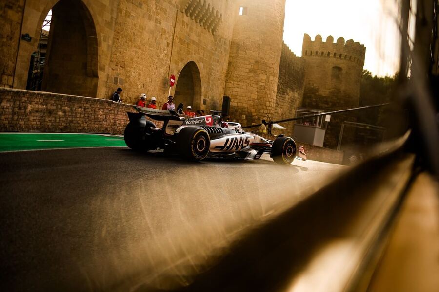 Esteban Ocon z týmu Haas projíždí středověkou částí trati VC Ázerbájdžánu F1