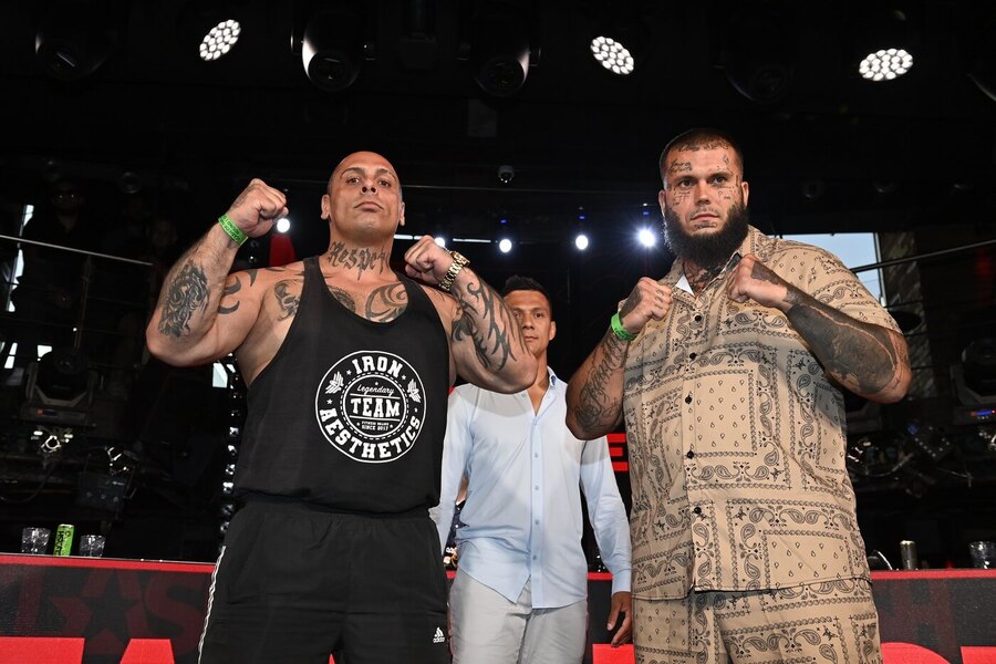 Jaroslav Kotlár a Leo Beránek pózují před svým zápasem v Clash MMA