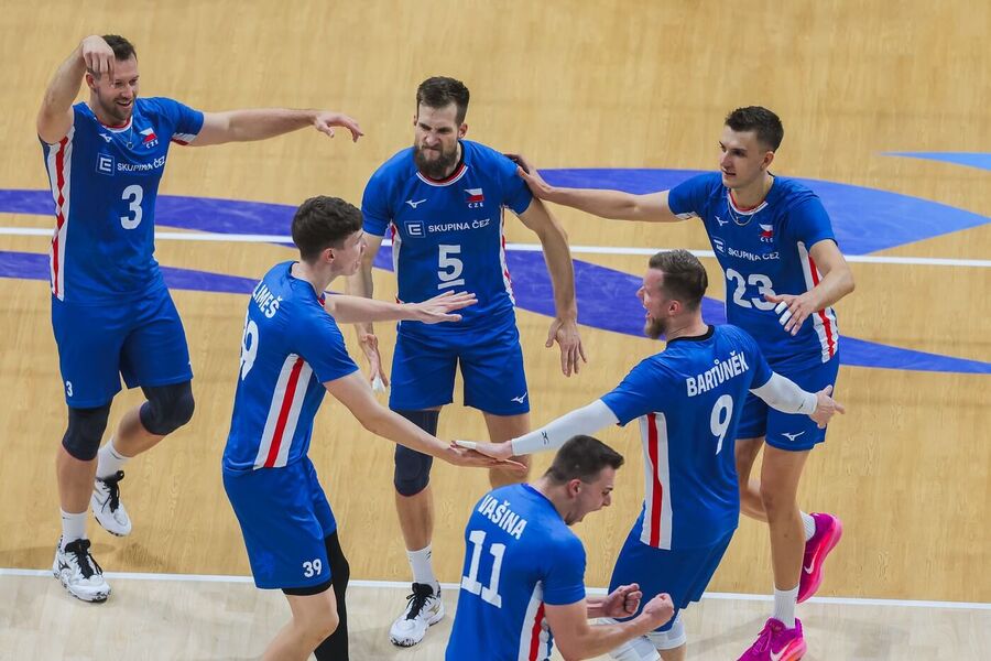 Euforie českých volejbalistů po zisku bodu, fotka ze čtvrtfinále na MS proti Tunisko