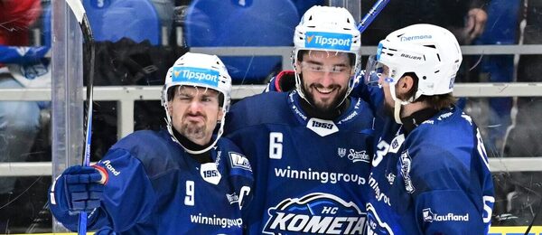 Jakub Flek, Lukáš Cingeľ a Šimon Stránský oslavují gól Komety v minulém kole Tipsport extraligy, dnes ELH 2025/26 pokračuje 8. kolem