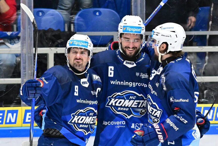 Jakub Flek, Lukáš Cingeľ a Šimon Stránský oslavují gól Komety v minulém kole Tipsport extraligy, dnes ELH 2025/26 pokračuje 8. kolem