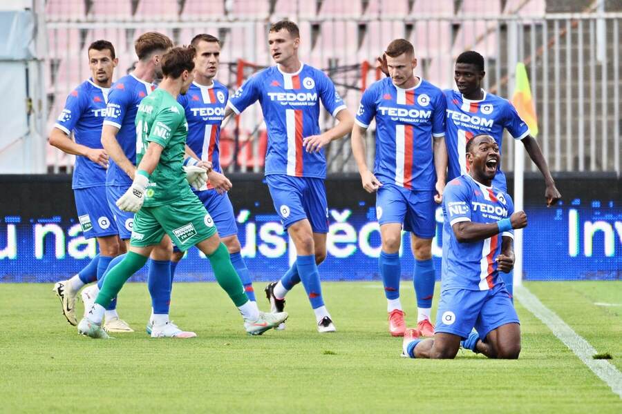 Hráči SK Artis Brno se radují z gólu v derby proti Zbrojovce