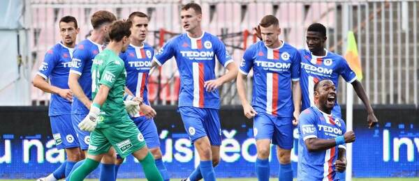 Hráči SK Artis Brno se radují z gólu v derby proti Zbrojovce