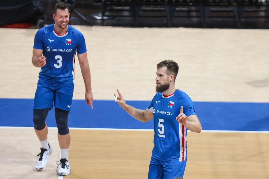 Čeští volejbalisté Jan Galabov s Adamem Zajíčkem se radují