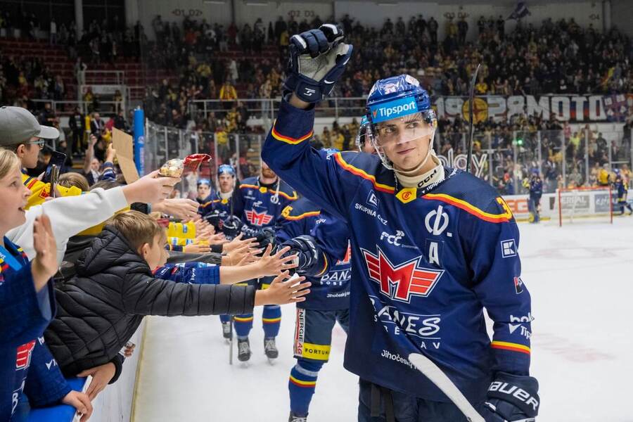Hokejista Filip Přikryl po páteční výhře Českých Budějovic nad Kometou. Dnes extraliga pokračuje 9. kolem.