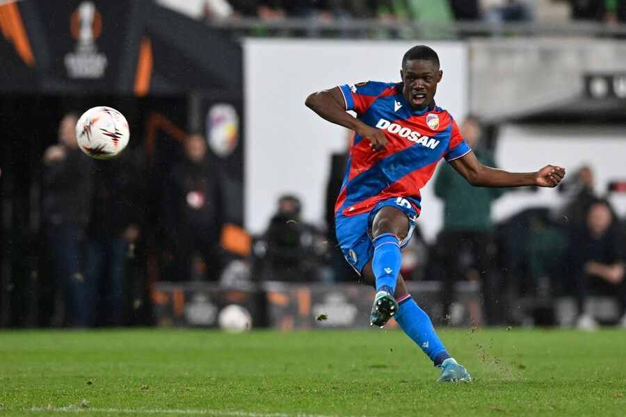 Cheick Souaré během utkání Plzně na hřišti Ferencvárose