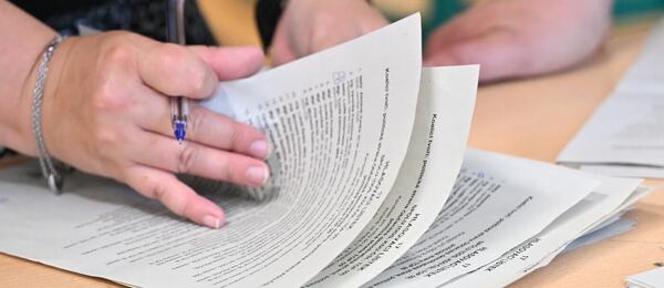 Hlasovací lístky při volbách do EP, Česko nyní čekají parlamentní volby 2025. Jaké jsou sázkové kurzy?