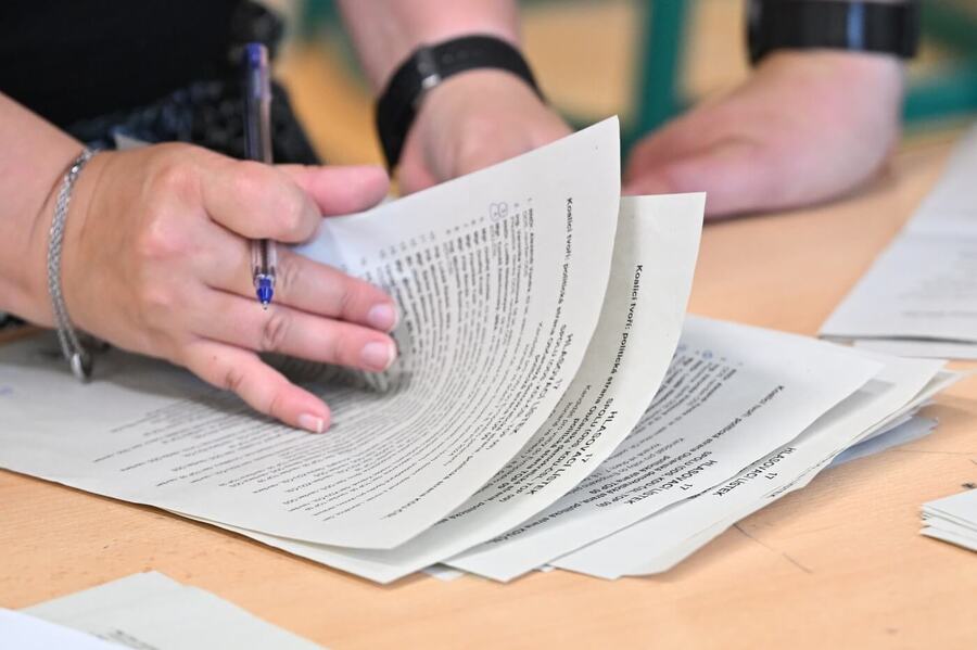 Hlasovací lístky při volbách do EP, Česko nyní čekají parlamentní volby 2025. Jaké jsou sázkové kurzy?