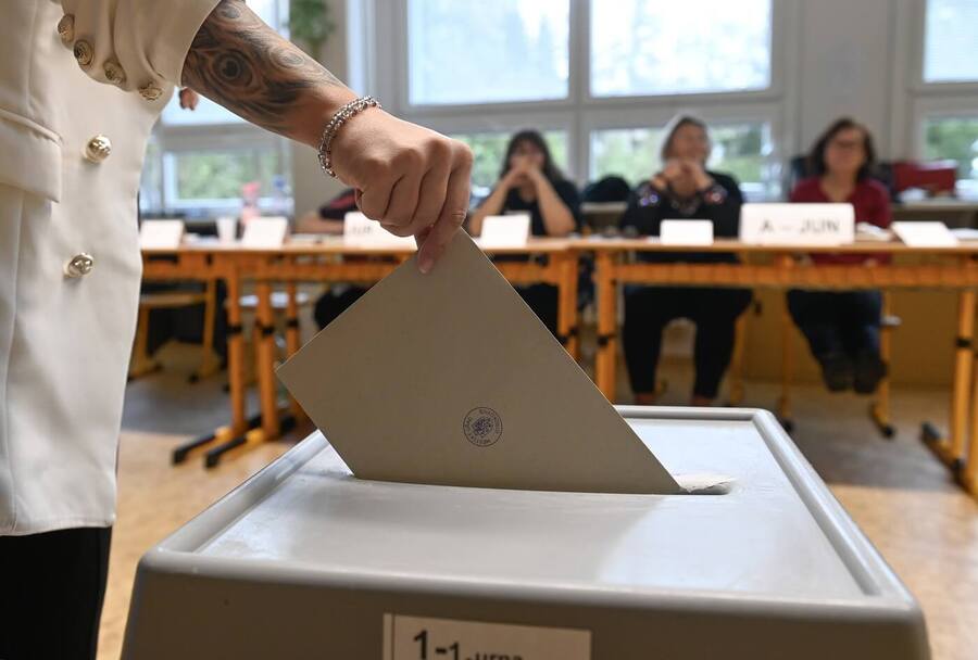 Volby v ČR, volič vhazuje lístek do volební urny