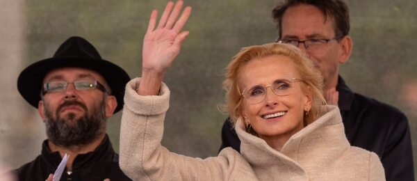 Kateřina Konečná zdraví lid na demonstraci před Hradem Kateřina Konečná zdraví lid na demonstraci před Hradem