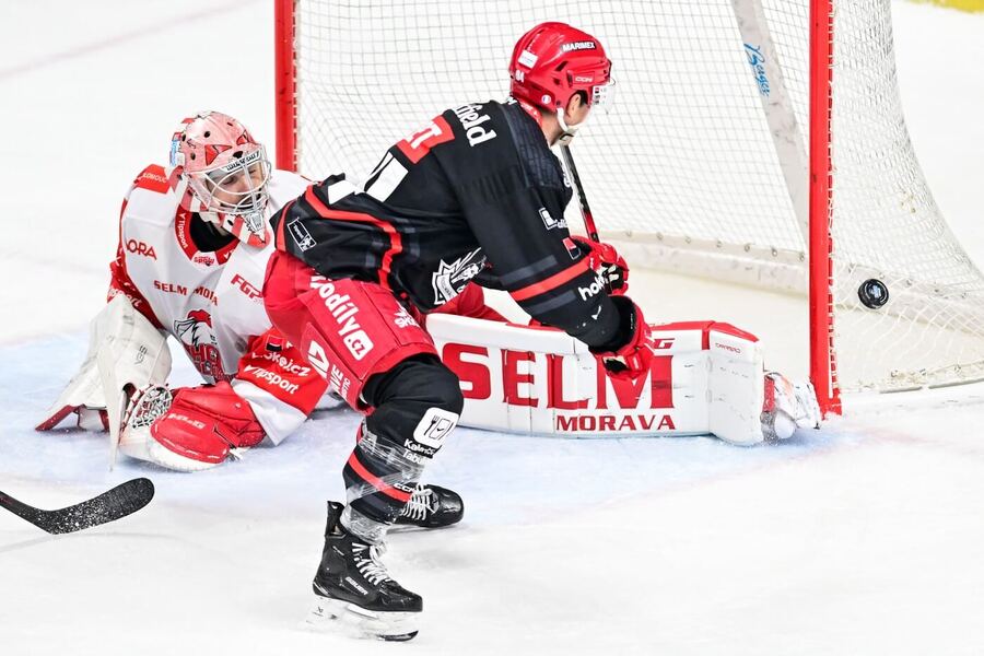 Matěj Machovský z Olomouce v úterý vychytal nejen Jordana Perreta, ale i celý Mountfield HK. Co uvidíme v dnešním 11. kole extraligy?