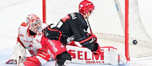 Matěj Machovský z Olomouce v úterý vychytal nejen Jordana Perreta, ale i celý Mountfield HK. Co uvidíme v dnešním 11. kole extraligy?