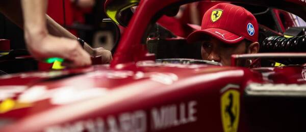 Lewis Hamilton ve Formuli 1 v rudých barvách Ferrari