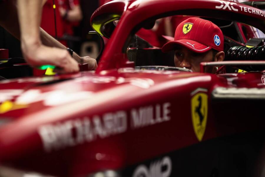 Lewis Hamilton ve Formuli 1 v rudých barvách Ferrari