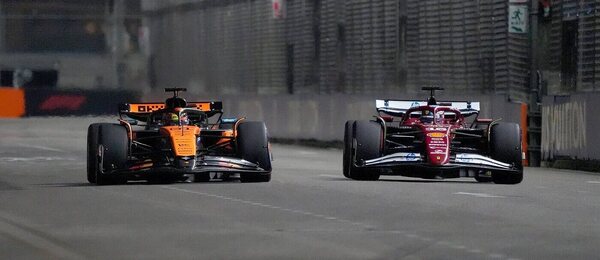 Oscar Piastri a Charles Leclerc na okruhu v Singapuru