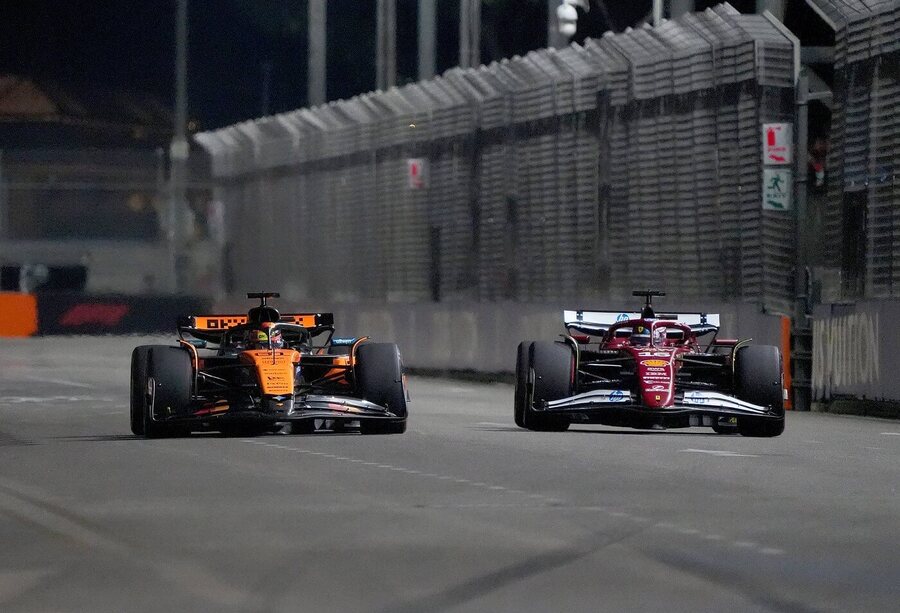 Oscar Piastri a Charles Leclerc na okruhu v Singapuru