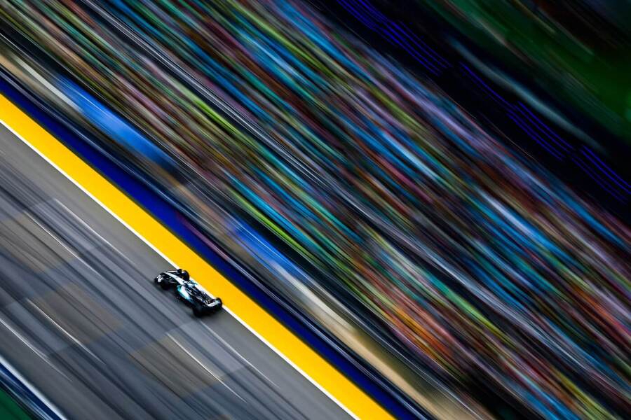 George Russell na trati Marina Bay při Velké ceně Singapuru