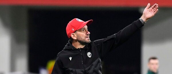 Marek Bakoš diriguje hru plzeňské Viktorie od postranní čáry