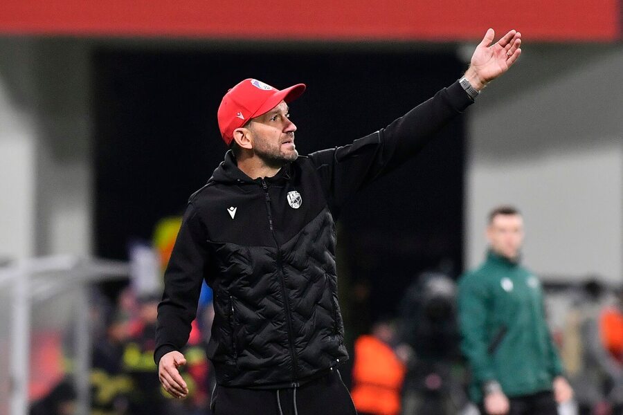 Marek Bakoš diriguje hru plzeňské Viktorie od postranní čáry