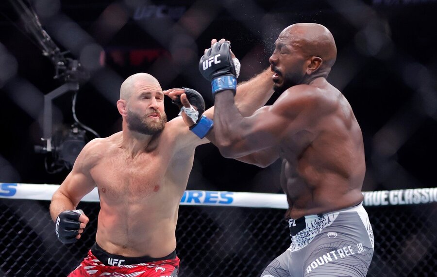 Jiří Procházka knockoutuje Khalila Rountreeho na turnaji UFC 320