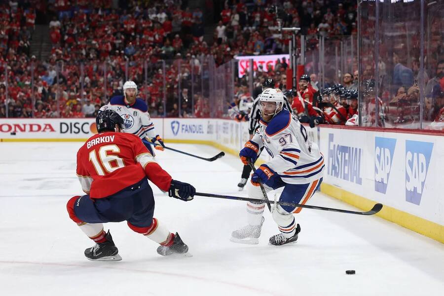 Aleksander Barkov a Connor McDavid, kapitáni Floridy a Edmontonu, v šestém finále play off NHL. Jak vypadají kurzy na novou sezonu?