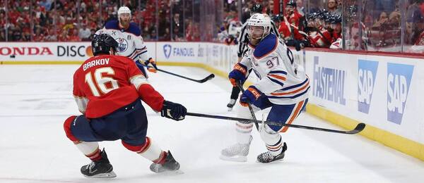 Aleksander Barkov a Connor McDavid, kapitáni Floridy a Edmontonu, v šestém finále play off NHL. Jak vypadají kurzy na novou sezonu?