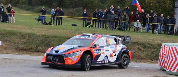 Estonský závodník Ott Tänak na trati Středoevropské rally, fotka z roku 2024