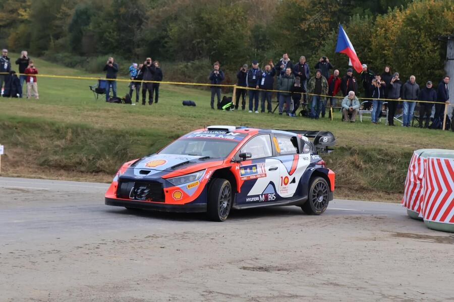 Estonský závodník Ott Tänak na trati Středoevropské rally, fotka z roku 2024