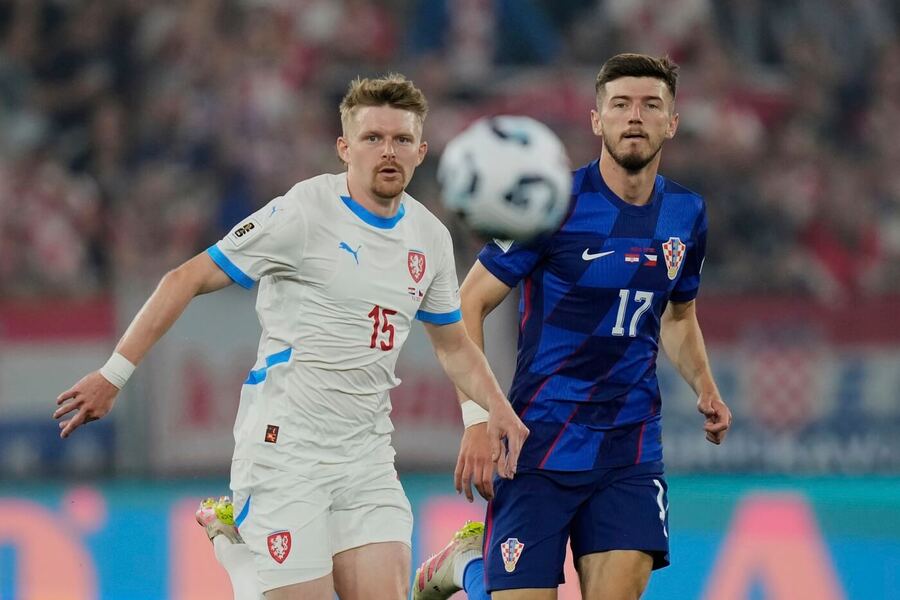 Pavel Šulc (vlevo) a Petar Sučić v červnovém duelu v Osijeku