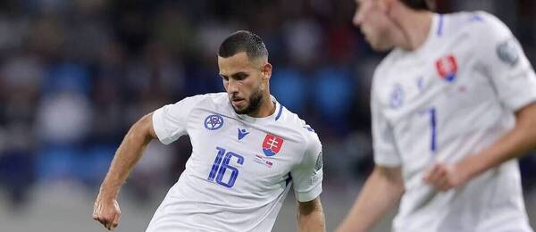 Dávid Hancko v dresu slovenské reprezentace v kvalifikačním střetnutí proti Lucembursku