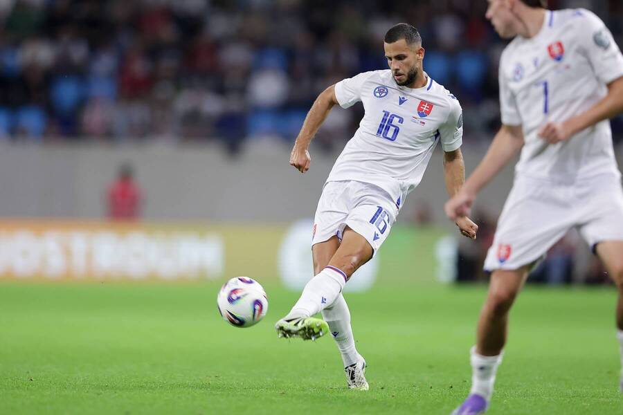 Dávid Hancko v dresu slovenské reprezentace v kvalifikačním střetnutí proti Lucembursku