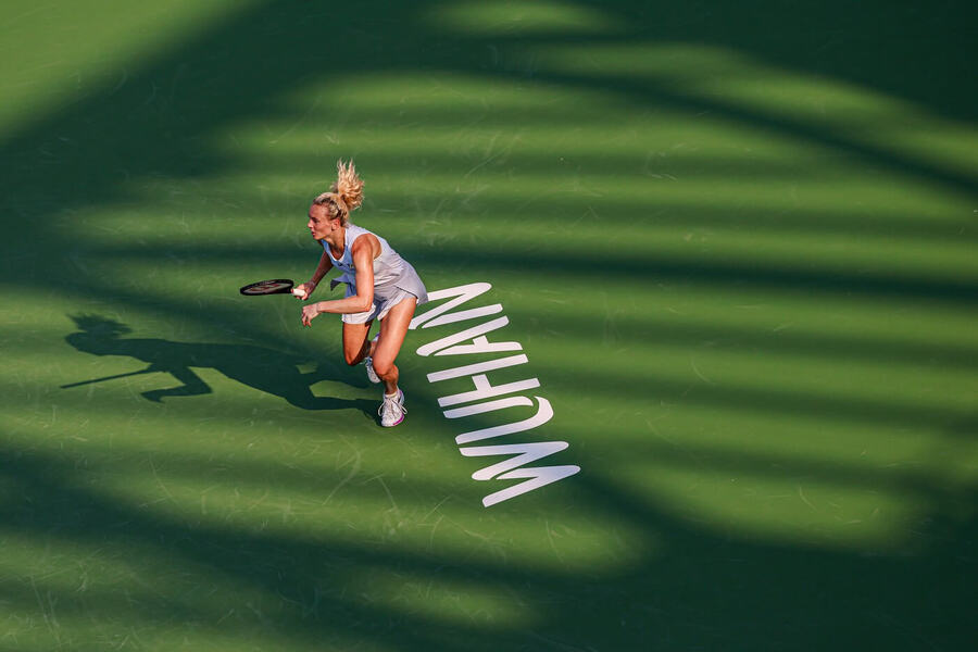 Kateřina Siniaková ve vítězném osmifinále WTA Wuhan Open 2025, dnes si v Číně zahraje čtvrtfinále dvouhry i čtyřhry