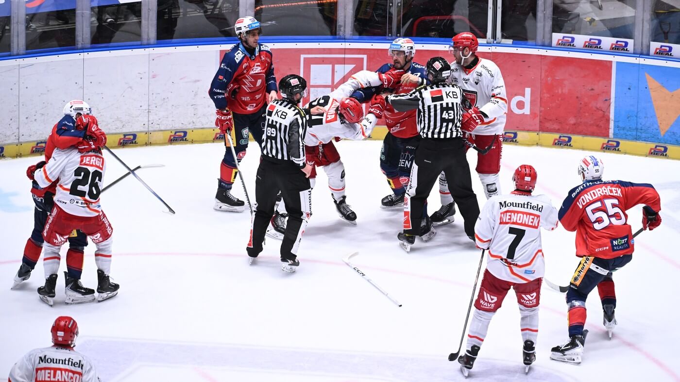 Bitka v zápase Mountfield HK vs. Pardubice, fotka z utkání v rámci 1. kola základní části ELH 25/26