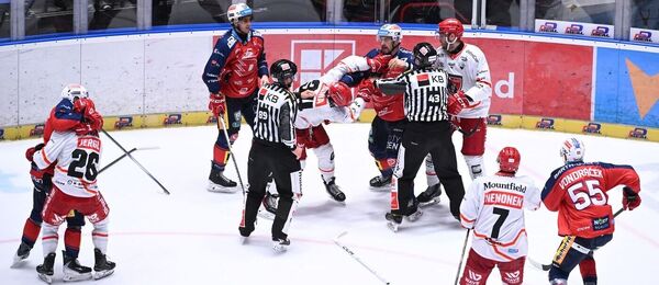 Bitka v zápase Mountfield HK vs. Pardubice, fotka z utkání v rámci 1. kola základní části ELH 25/26