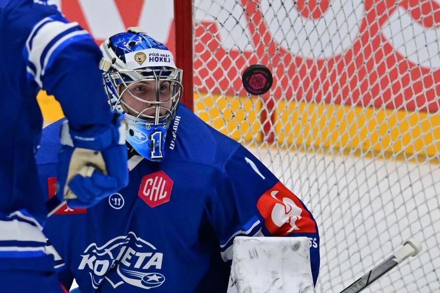 Brankář Komety Brno Jan Kavan v zápase Ligy mistrů v hokeji proti Ilvesu Tampere, jak si povedou české týmy v 6. kole CHL?