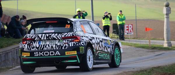 Oliver Solberg s vozem Škoda Fabia RS Rally2 na trati Central European Rally 2025
