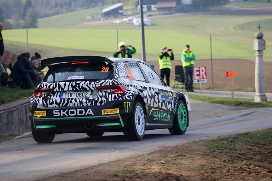 Oliver Solberg s vozem Škoda Fabia RS Rally2 na trati Central European Rally 2025