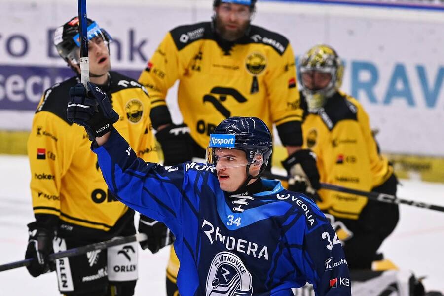Krzysztof Maciaś z Vítkovic se raduje z gólu ve středeční dohrávce proti Litvínovu, oba týmy dnes hrají v 17. kole extraligy