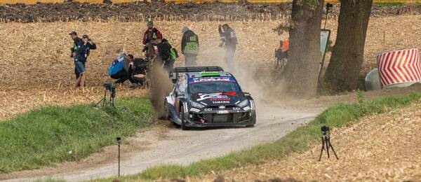 Elfyn Evans a Scott Martin s jejich Toyotou v akci na shakedownu Central European Rally 2025