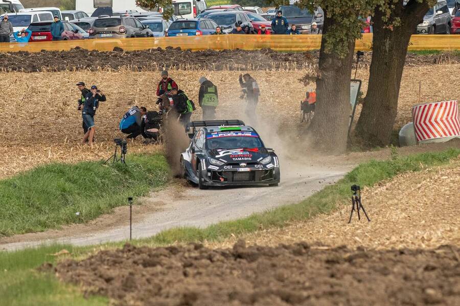 Elfyn Evans a Scott Martin s jejich Toyotou v akci na shakedownu Central European Rally 2025