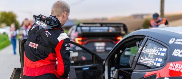 Finský závodník Kalle Rovanperä se chystá před startem jedné z rychlostních zkoušek na Central European Rally 2025