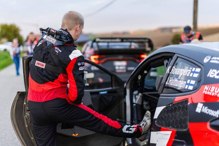 Finský závodník Kalle Rovanperä se chystá před startem jedné z rychlostních zkoušek na Central European Rally 2025