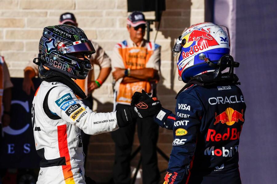 Isack Hadjar (vlevo) gratuluje Maxi Verstappenovi k vítězství ve sprintové kvalifikaci před VC USA F1 2025
