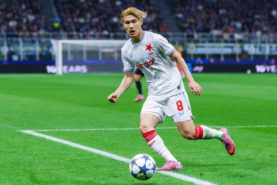 Daiki Hashioka, japonský obránce ve službách Slavie, v akci v duelu s Interem Milán