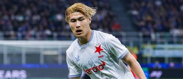 Daiki Hashioka, japonský obránce ve službách Slavie, v akci v duelu s Interem Milán